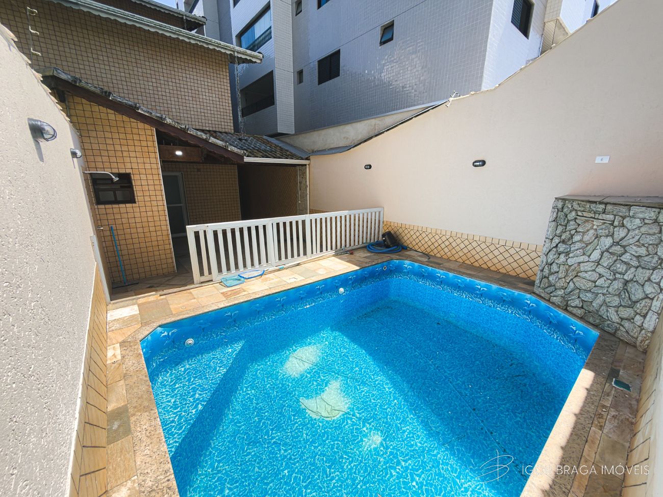 EXCELENTE SOBRADO TRIPLEX, FINO ACABAMENTO E À 500M DO MAR