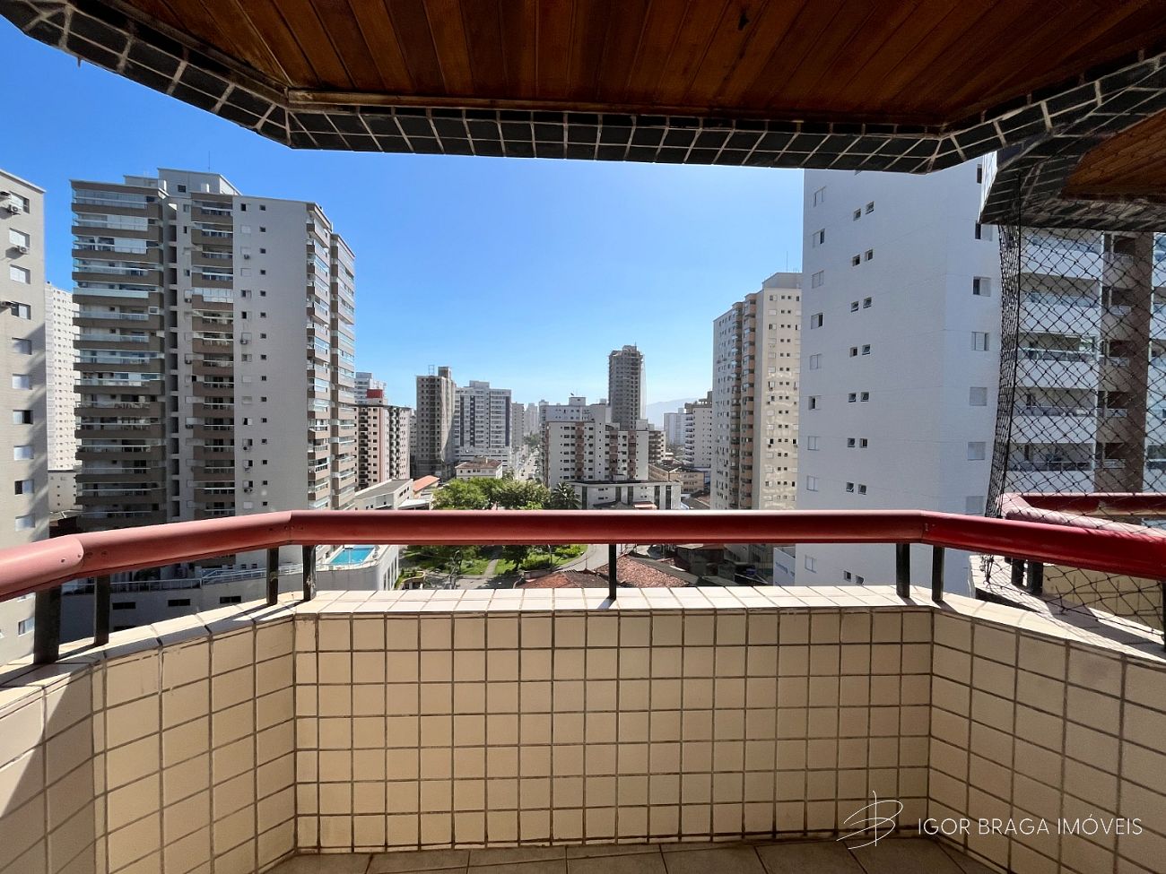 EXCELENTE APARTAMENTO, À 270M DO MAR E LAZER COMPLETO