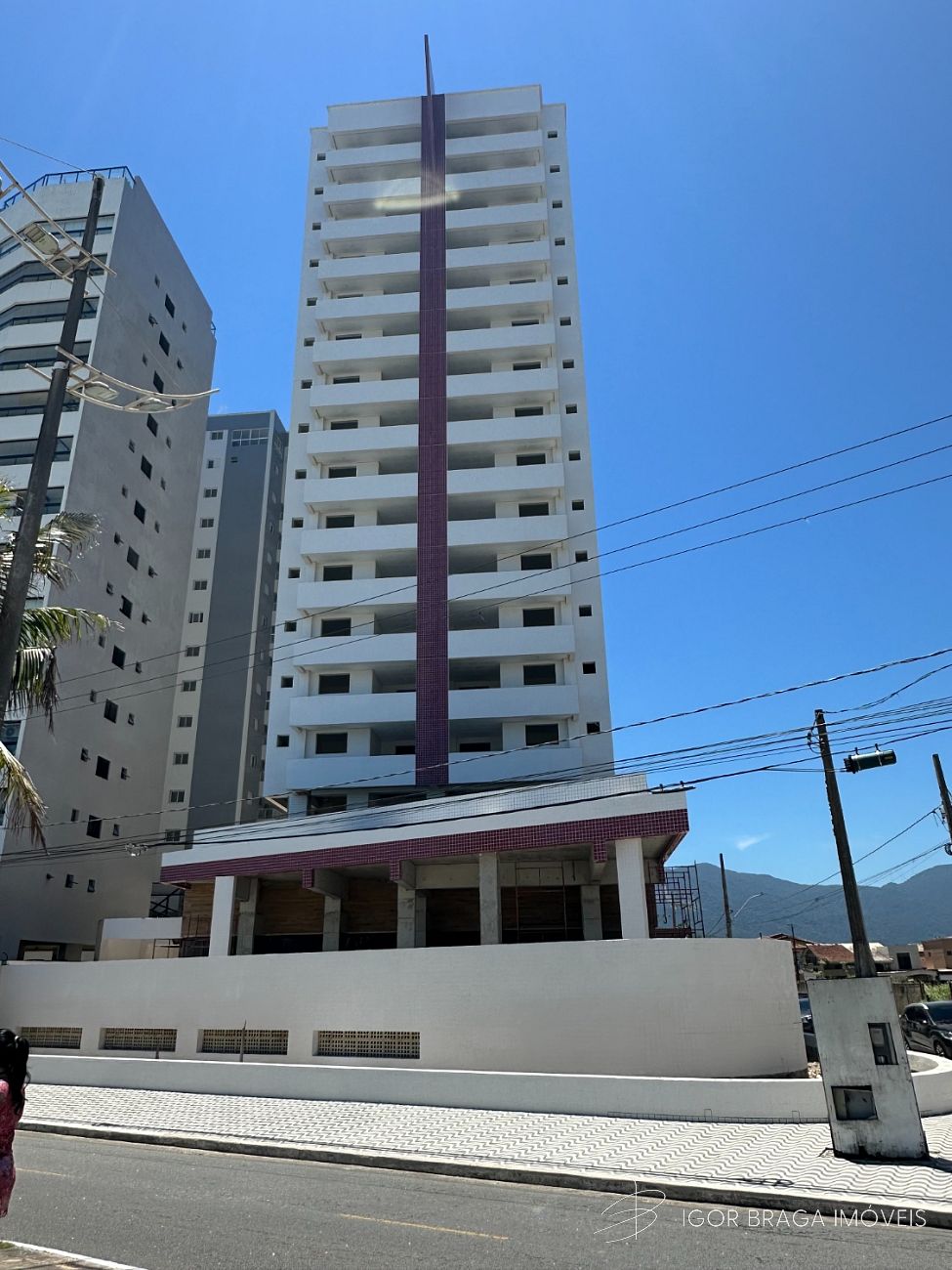 BELÍSSIMA CONSTRUÇÃO, À 50m DO MAR E LAZER COMPLETO