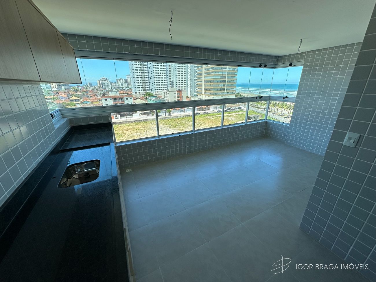 EXCELENTE APARTAMENTO, À 50M DO MAR E LAZER COMPLETO