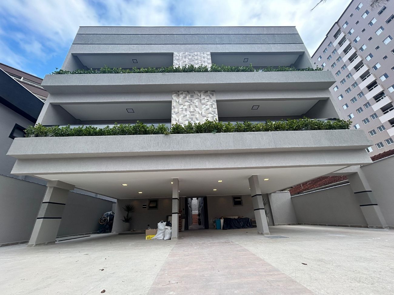 EXCELENTE CASA EM CONDOMINIO, FINO ACABAMENTO E Á 300 METROS DO MAR