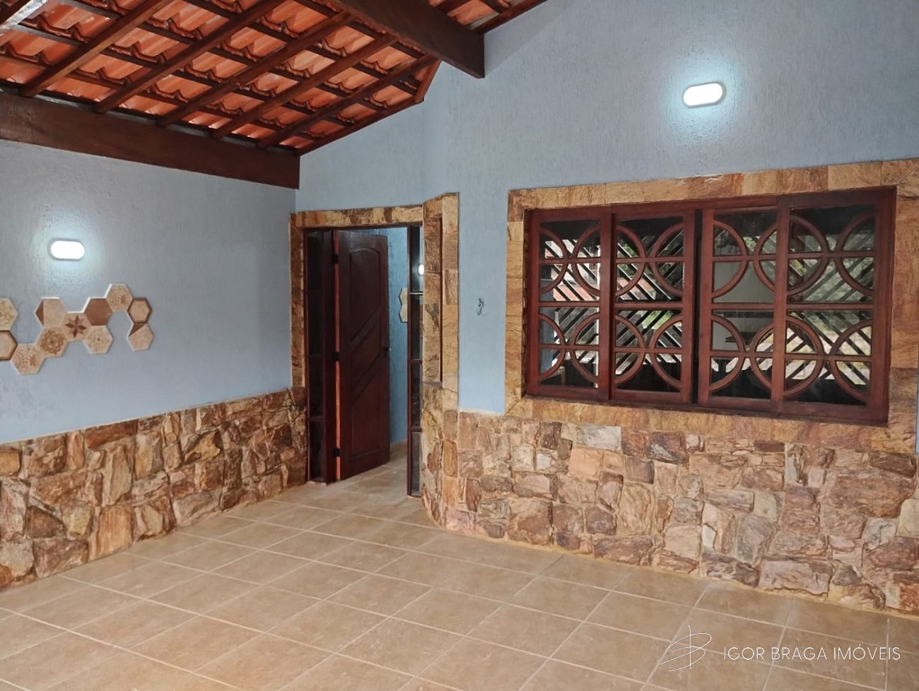 BELÍSSIMA CASA GEMINADA, FINO ACABAMENTO E À 350M DO MAR