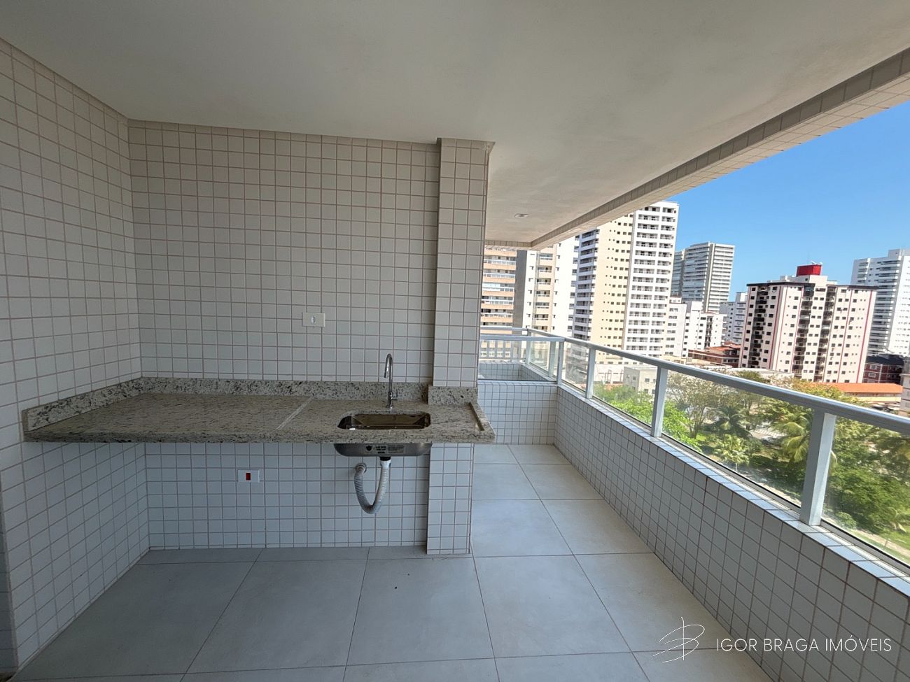 EXCELENTE APARTAMENTO, À 300M DO MAR E LAZER COMPLETO