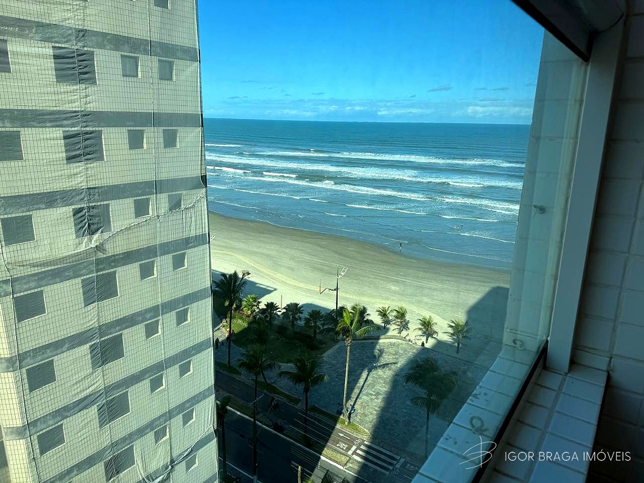 EXCELENTE APARTAMENTO, À 40M DO MAR E LAZER COMPLETO