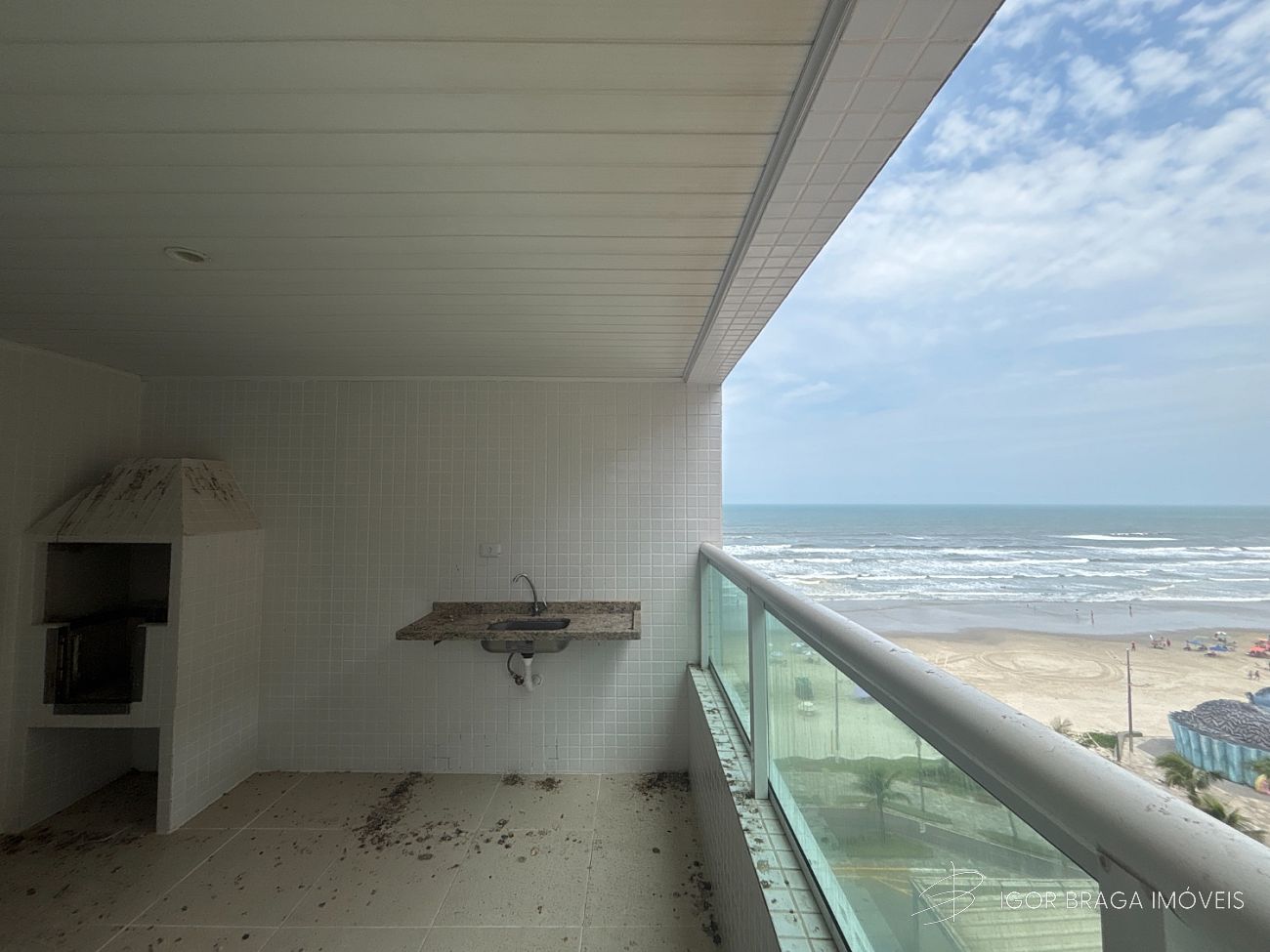 EXCELENTE APARTAMENTO, À 40M DO MAR E LAZER COMPLETO