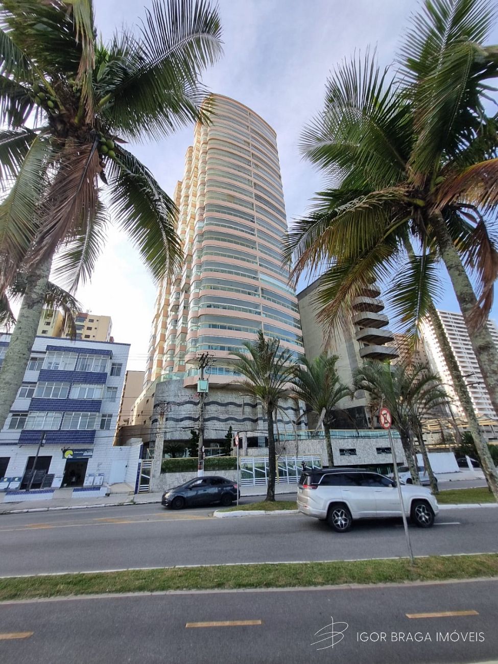 BELÍSSIMO APARTAMENTO, À 550M DO MAR E LAZER COMPLETO