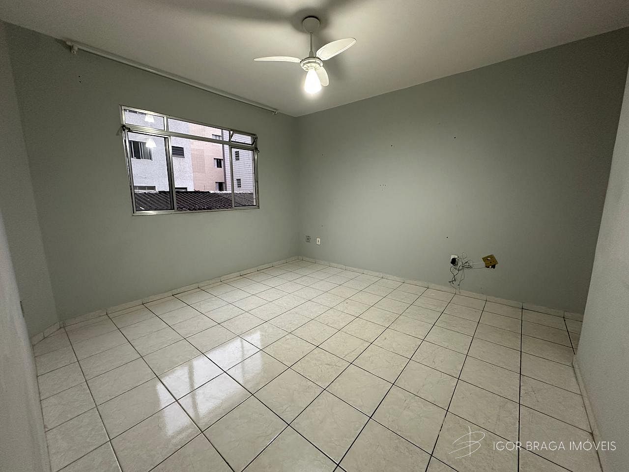 BELÍSSIMO APARTAMENTO, À 500M DO MAR