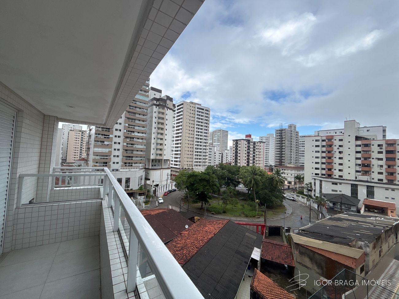 BELÍSSIMO APARTAMENTO, À 300M DO MAR E LAZER COMPLETO