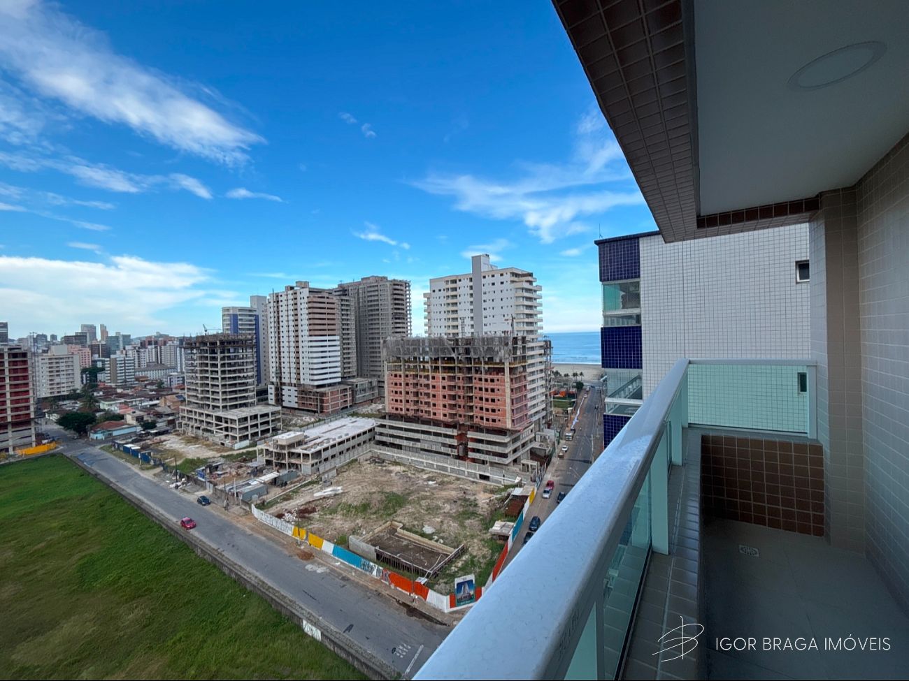 BELÍSSIMO APARTAMENTO, À 200m DO MAR E LAZER COMPLETO