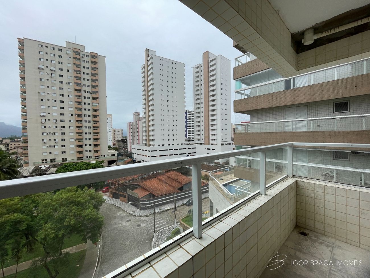 EXCELENTE APARTAMENTO, À 300M DO MAR E LAZER COMPLETO