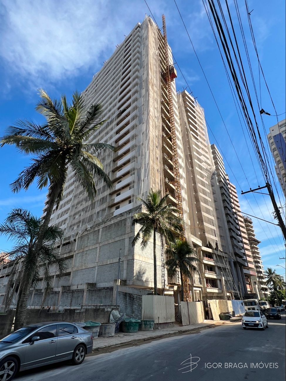 BELÍSSIMO APARTAMENTO, À 50M DO MAR E LAZER COMPLETO