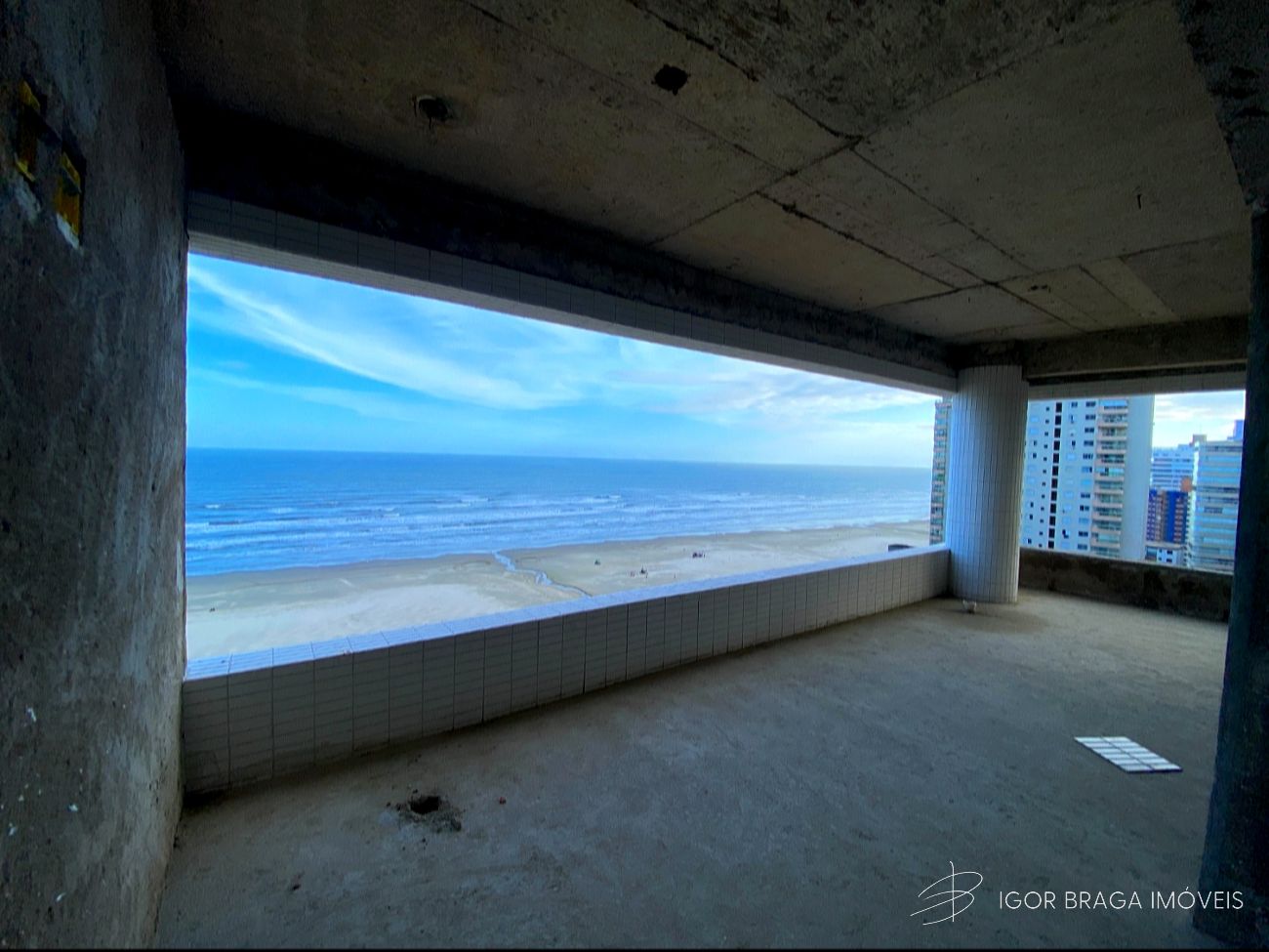 BELÍSSIMO APARTAMENTO, À 50m DO MAR E LAZER COMPLETO