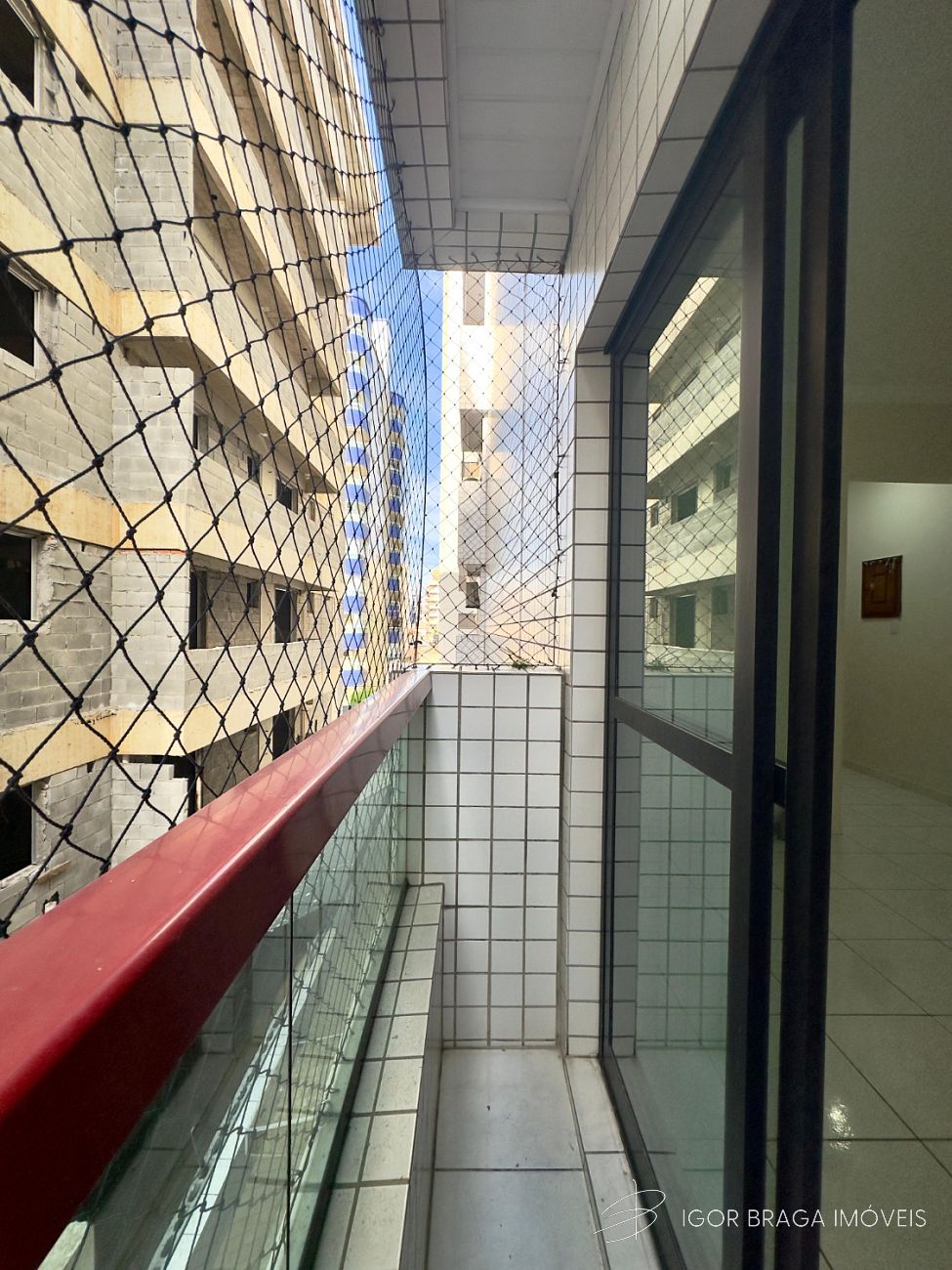 BELÍSSIMO APARTAMENTO, À 400M DO MAR