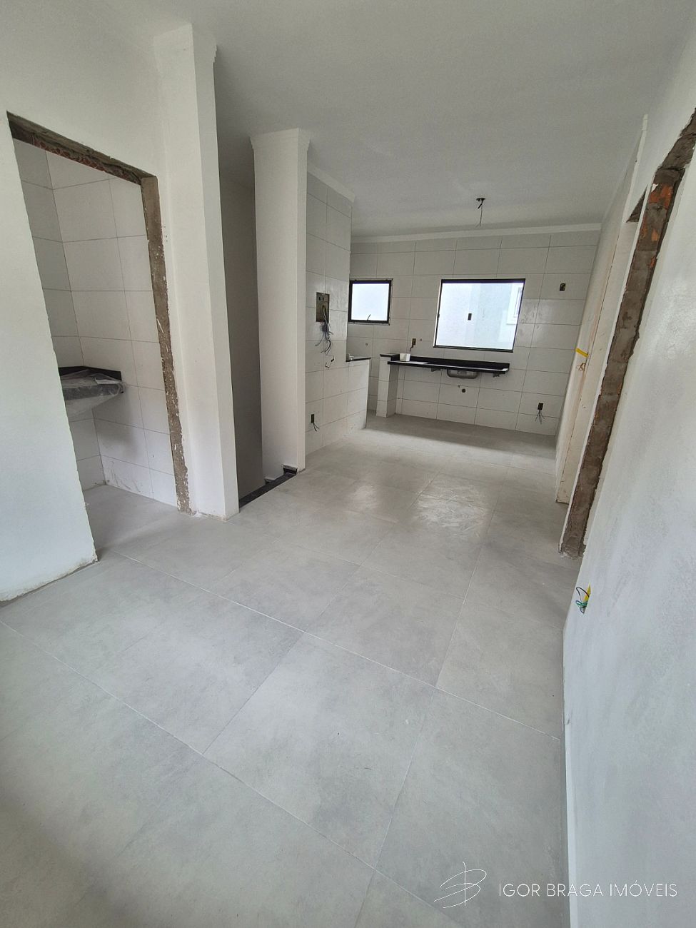 BELÍSSIMO CASA EM CONDOMINIO, À 300M DO MAR E LAZER COMPLETO