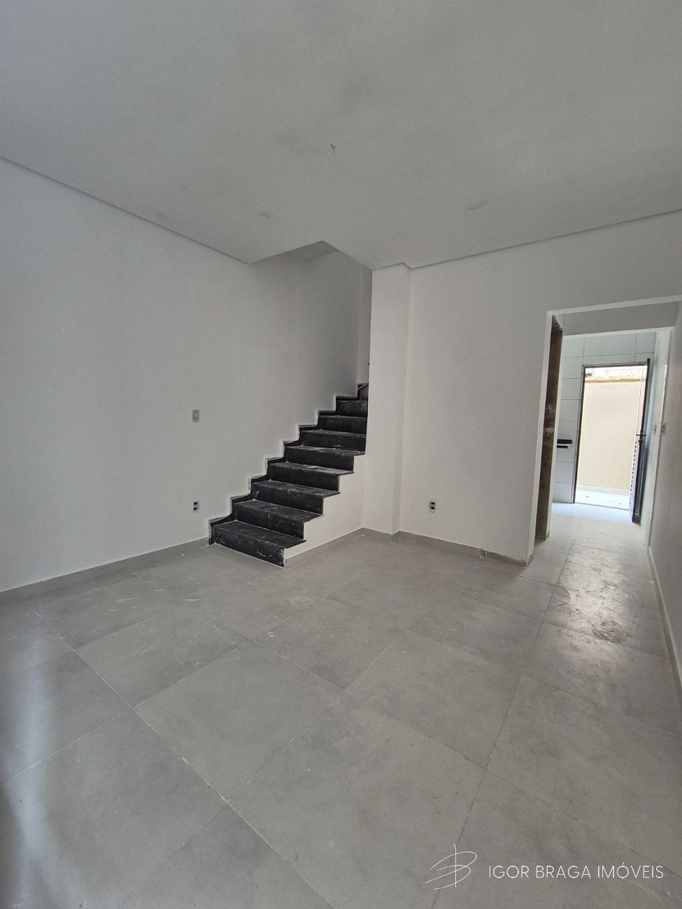 BELÍSSIMO CASA EM CONDOMINIO, À 300M DO MAR E LAZER COMPLETO