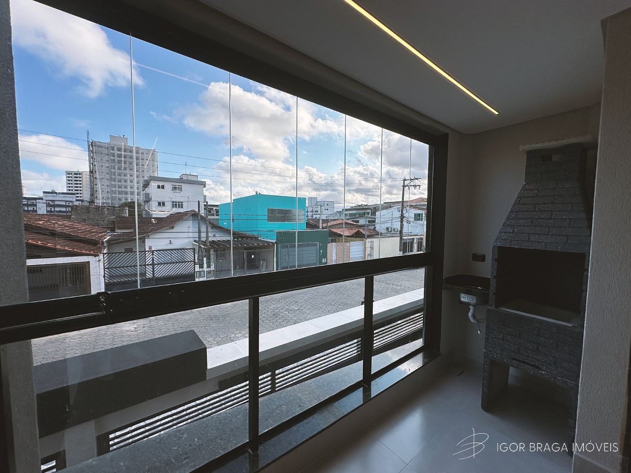 BELÍSSIMA CASA EM CONDOMÍNIO, FINO ACABAMENTO E ÓTIMA LOCALIZAÇÃO