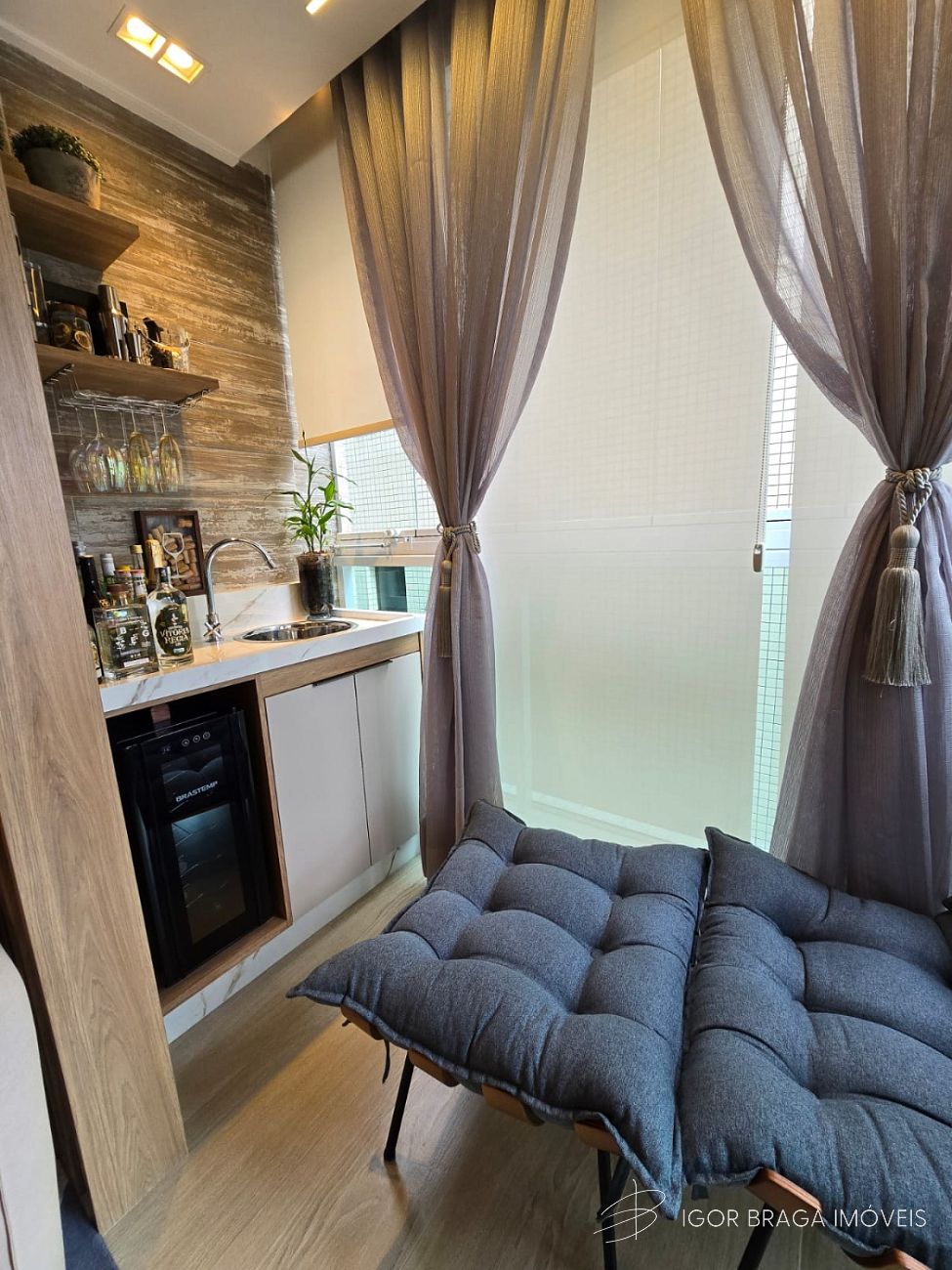 BELÍSSIMO APARTAMENTO, À 700M DO MAR E LAZER COMPLETO