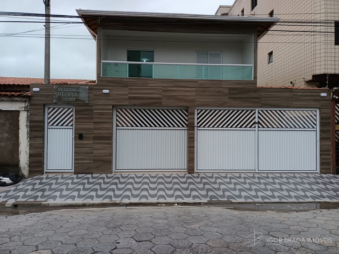 BELÍSSIMA CASA EM CONDOMÍNIO, À 500M DO MAR