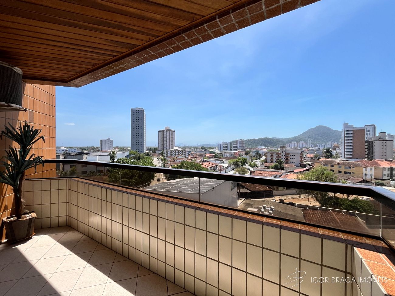 BELÍSSIMO APARTAMENTO, À 600M DO MAR E LAZER COMPLETO