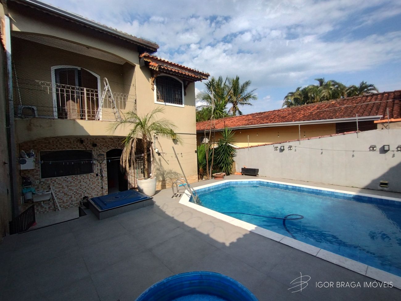 EXCELENTE SOBRADO, ÁREA GOURMET E À 950M DO MAR