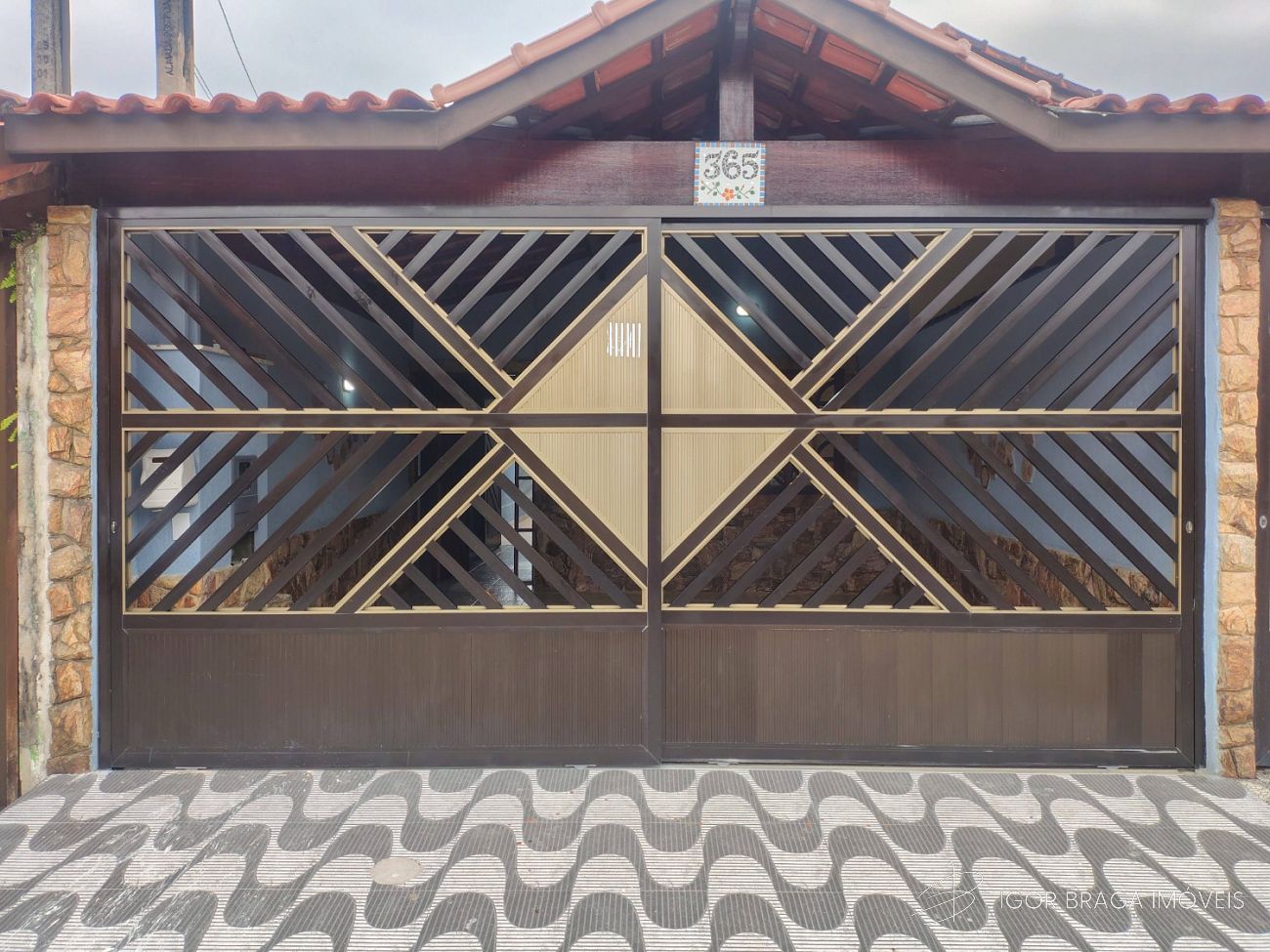 EXCELENTE CASA, AMPLA E COM ÁREA DE LAZER