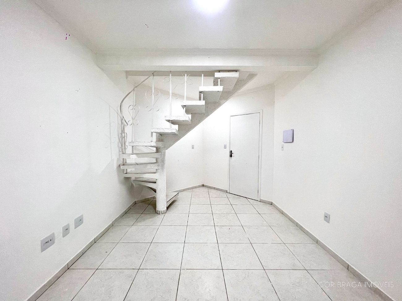 EXCELENTE CASA EM CONDOMÍNIO, FINO ACABAMENTO E À 450M DO MAR