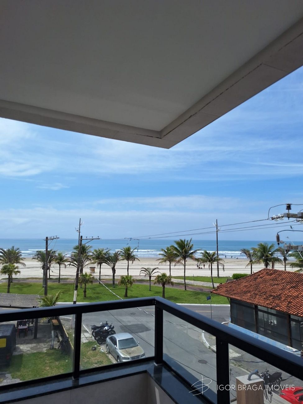 BELÍSSIMA CASA EM CONDOMÍNIO, À 30M DO MAR