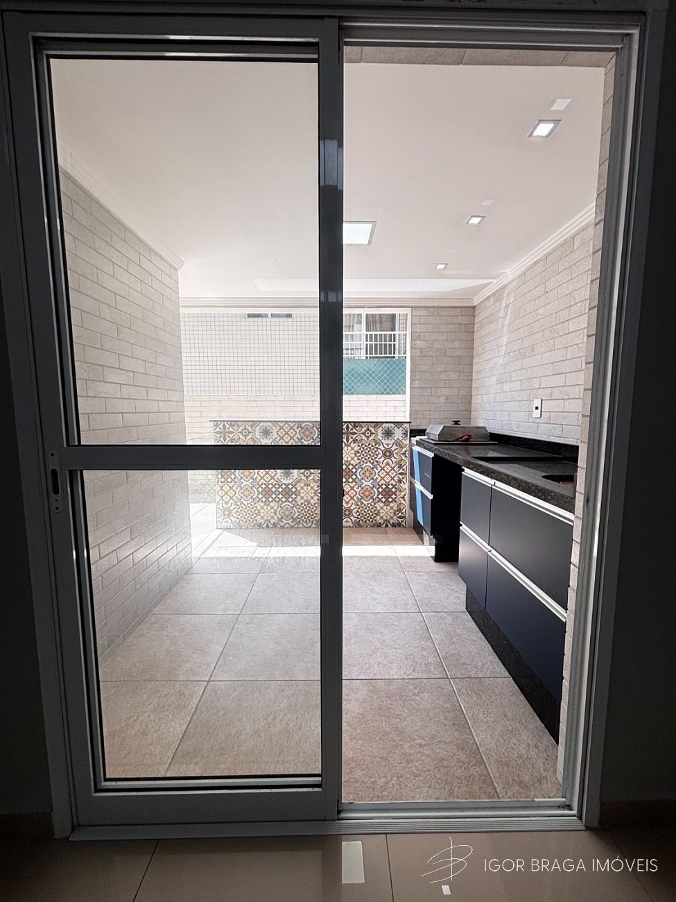 BELÍSSIMO APARTAMENTO, À 250M DO MAR E LAZER COMPLETO