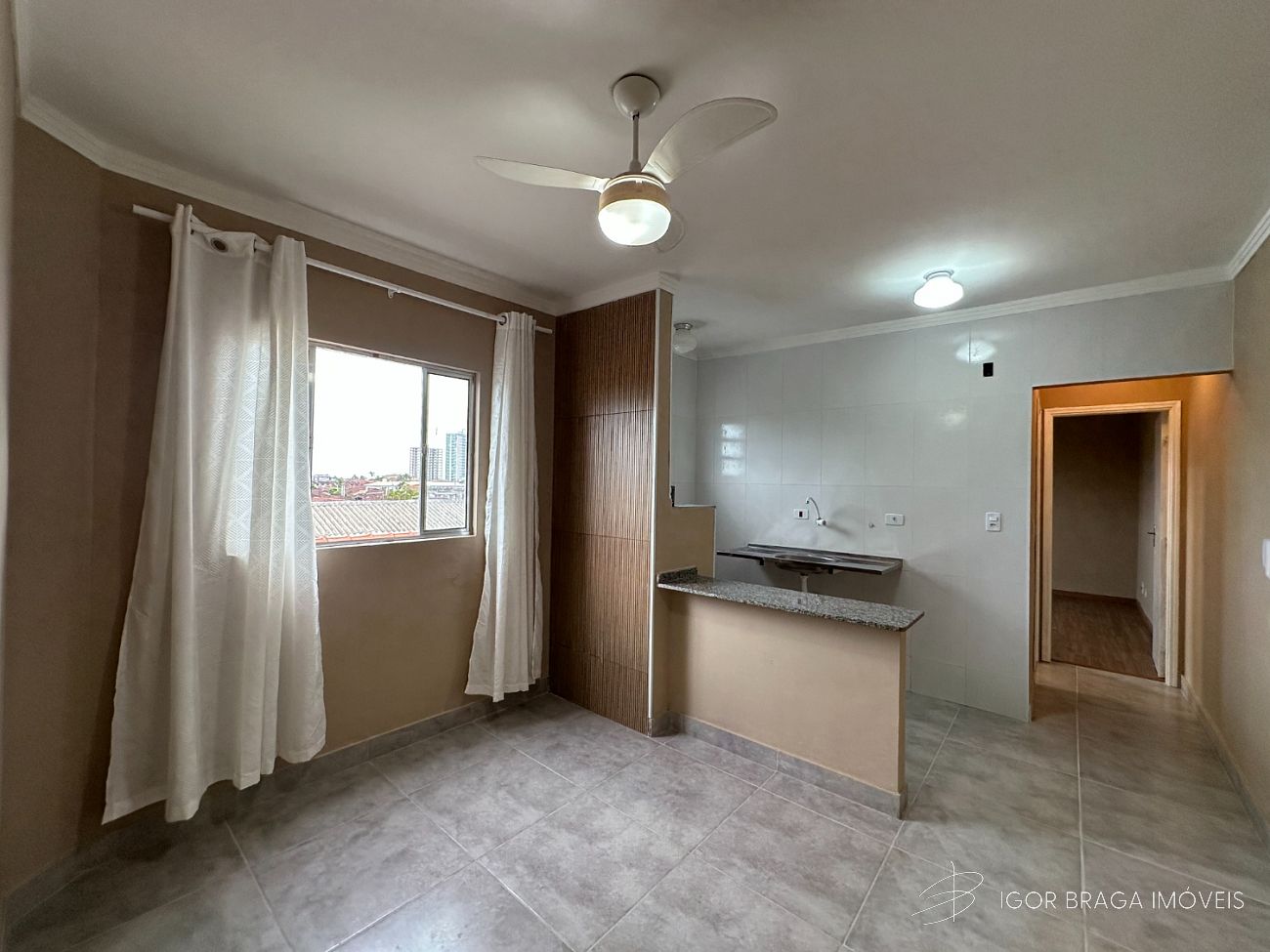 EXCELENTE APARTAMENTO, AMPLO E À 600M DO MAR