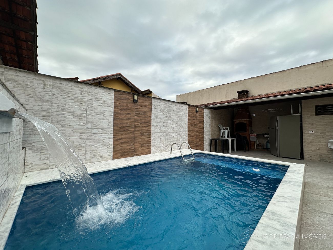 EXCELENTE CASA, FINO ACABAMENTO E À 200M DO MAR