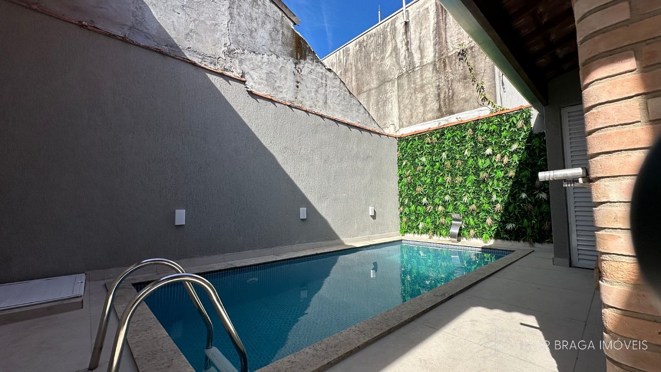 EXCELENTE CASA COM PISCINA, AMPLA E COM ÁREA DE LAZER