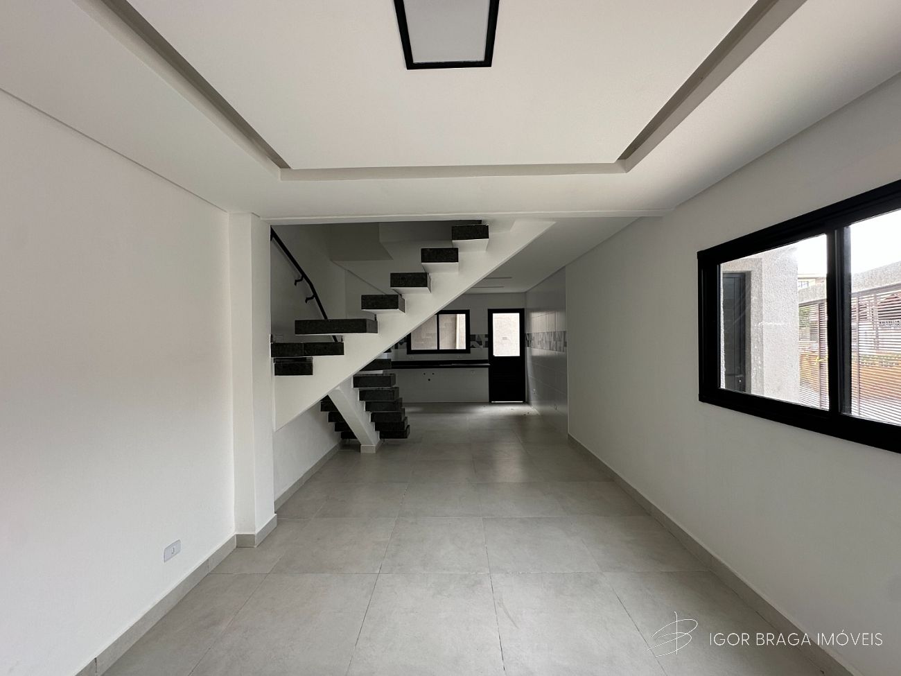 EXCELENTE SOBRADO, AMPLO E FINO ACABAMENTO