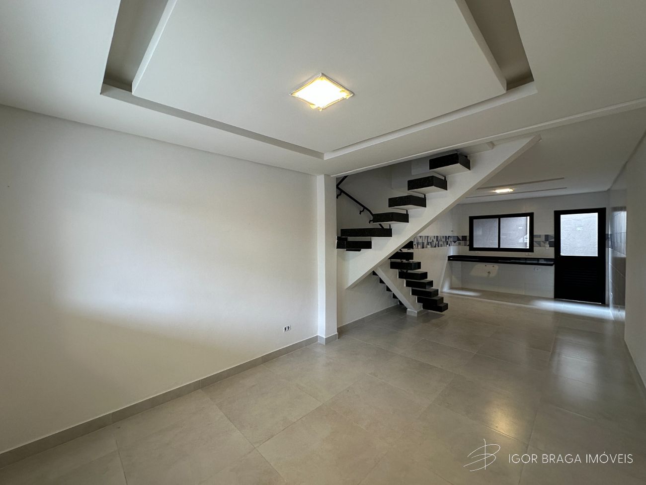 EXCELENTE SOBRADO, AMPLO E FINO ACABAMENTO