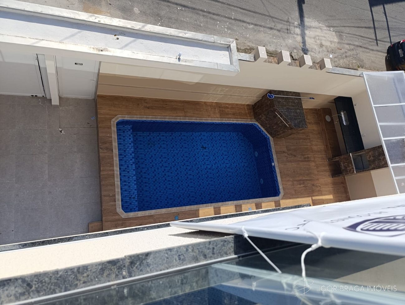 BELÍSSIMA CASA EM CONDOMÍNIO COM PISCINA, À 200M DO MAR