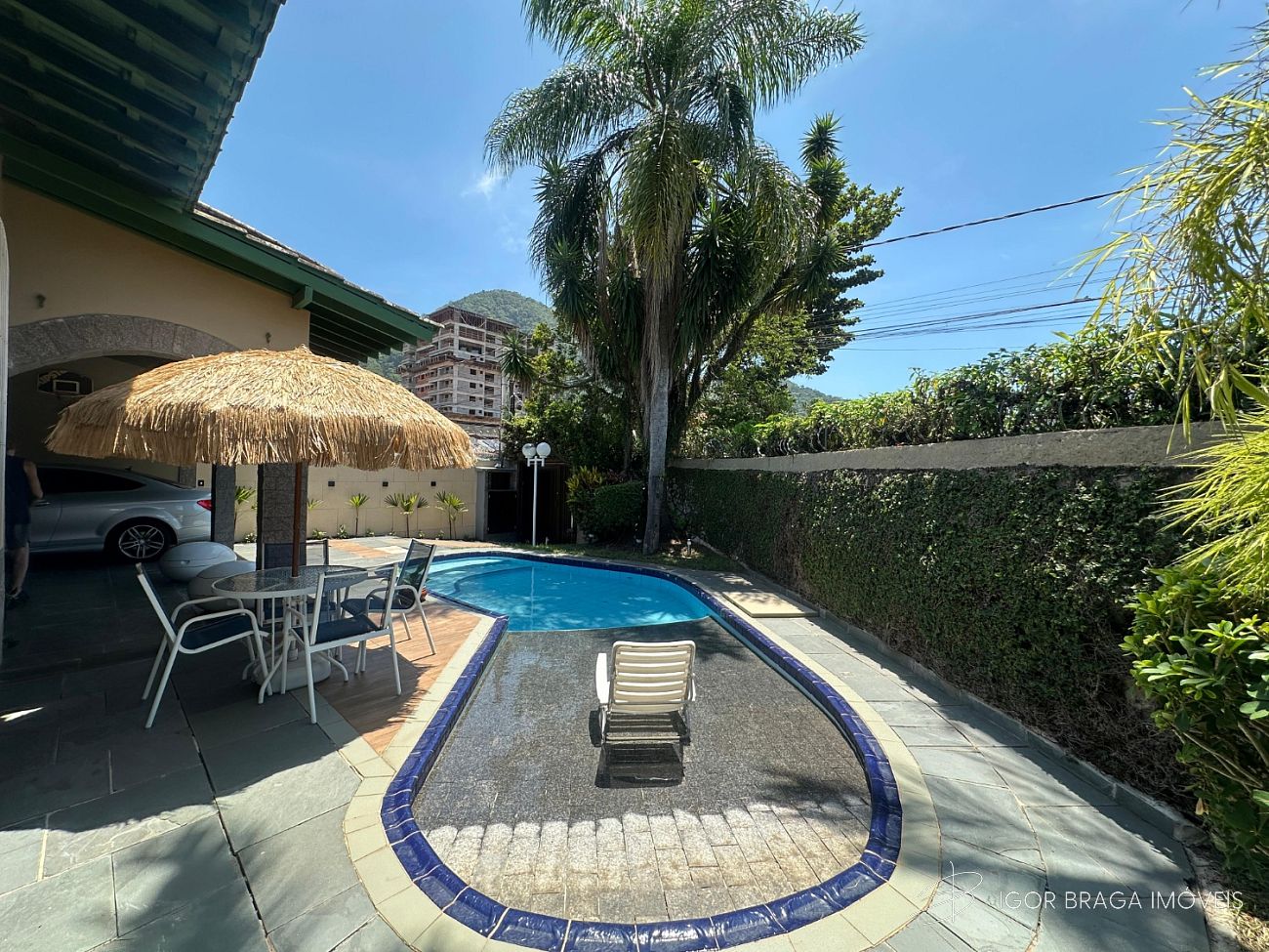 EXCELENTE SOBRADO, FINO ACABAMENTO E À 950M DO MAR