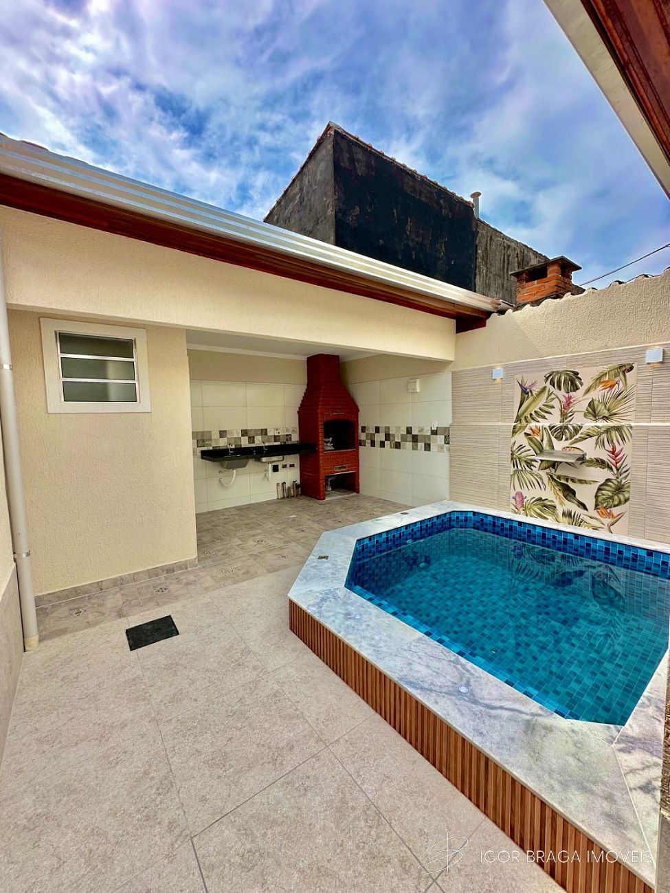 EXCELENTE CASA, FINO ACABAMENTO E À 200M DO MAR