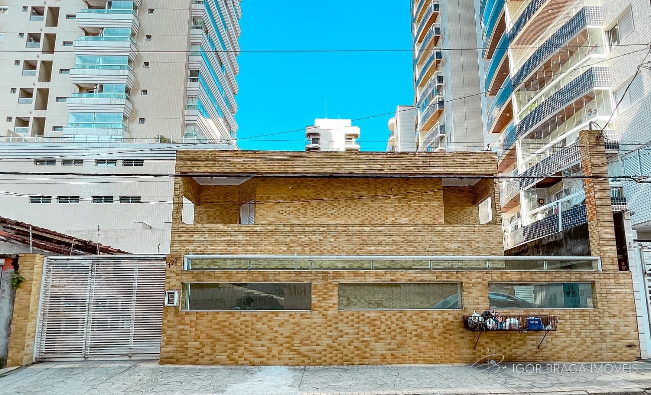 EXCELENTE SOBRADO, FINO ACABAMENTO E À 500M DO MAR