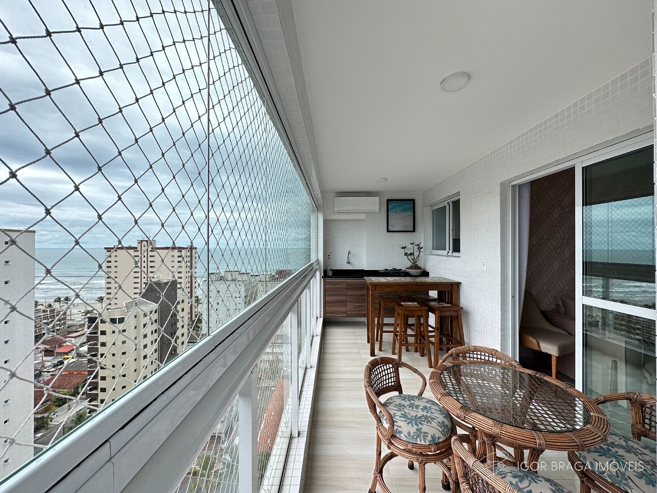 BELÍSSIMO APARTAMENTO AMPLO, ACABAMENTO FINO E LAZER COMPLETO