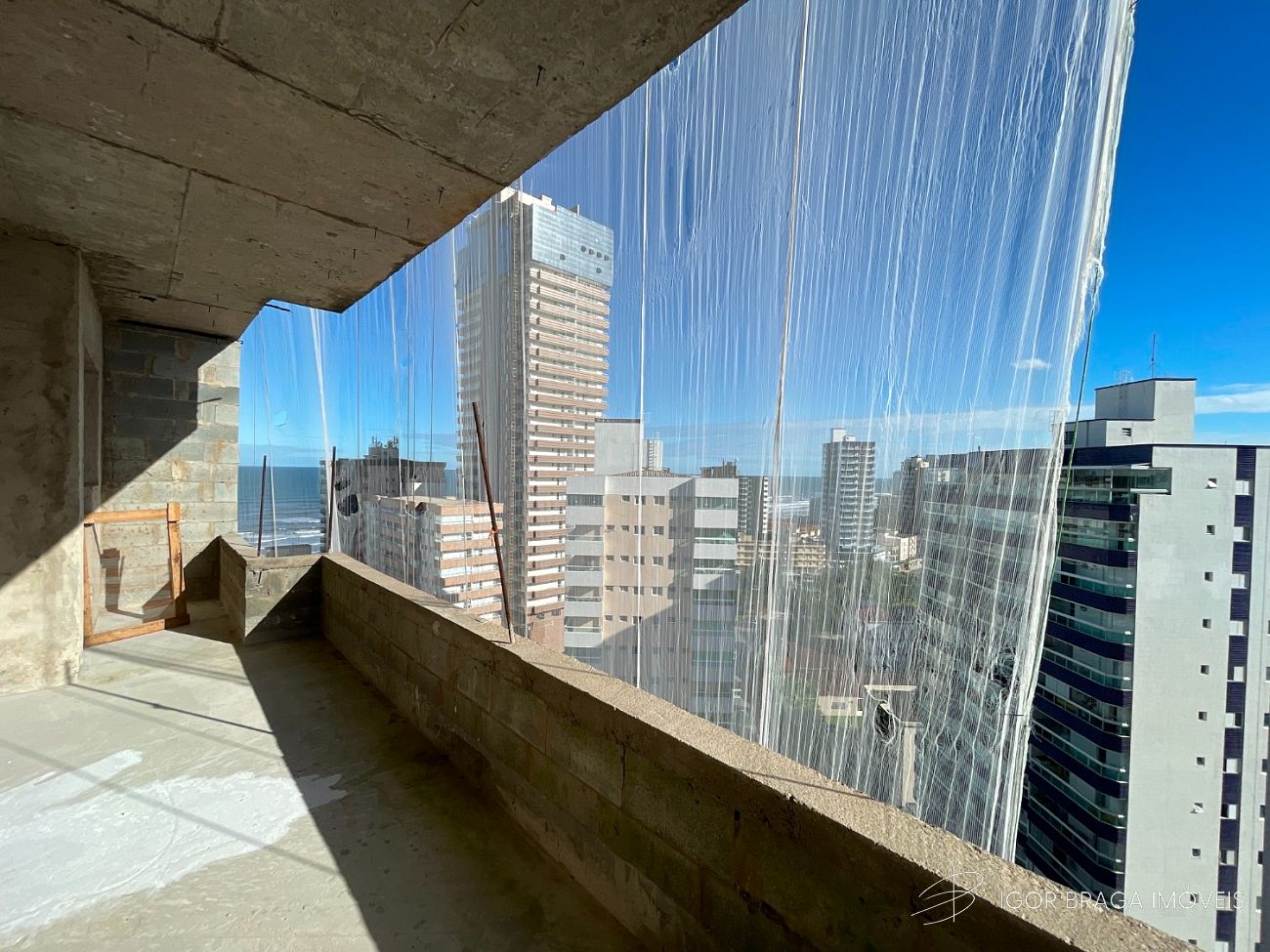 EXCELENTE APARTAMENTO EM CONSTRUÇÃO, À 200M DO MAR E LAZER COMPLETO