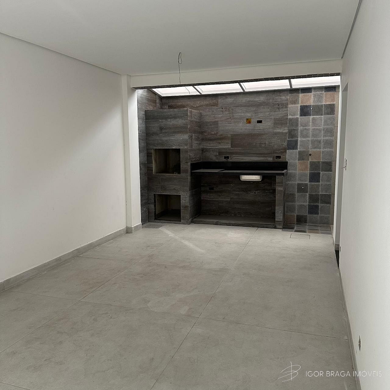 EXCELENTE TRIPLEX EM CONDOMÍNIO, FINO ACABAMENTO E À 700M DO MAR