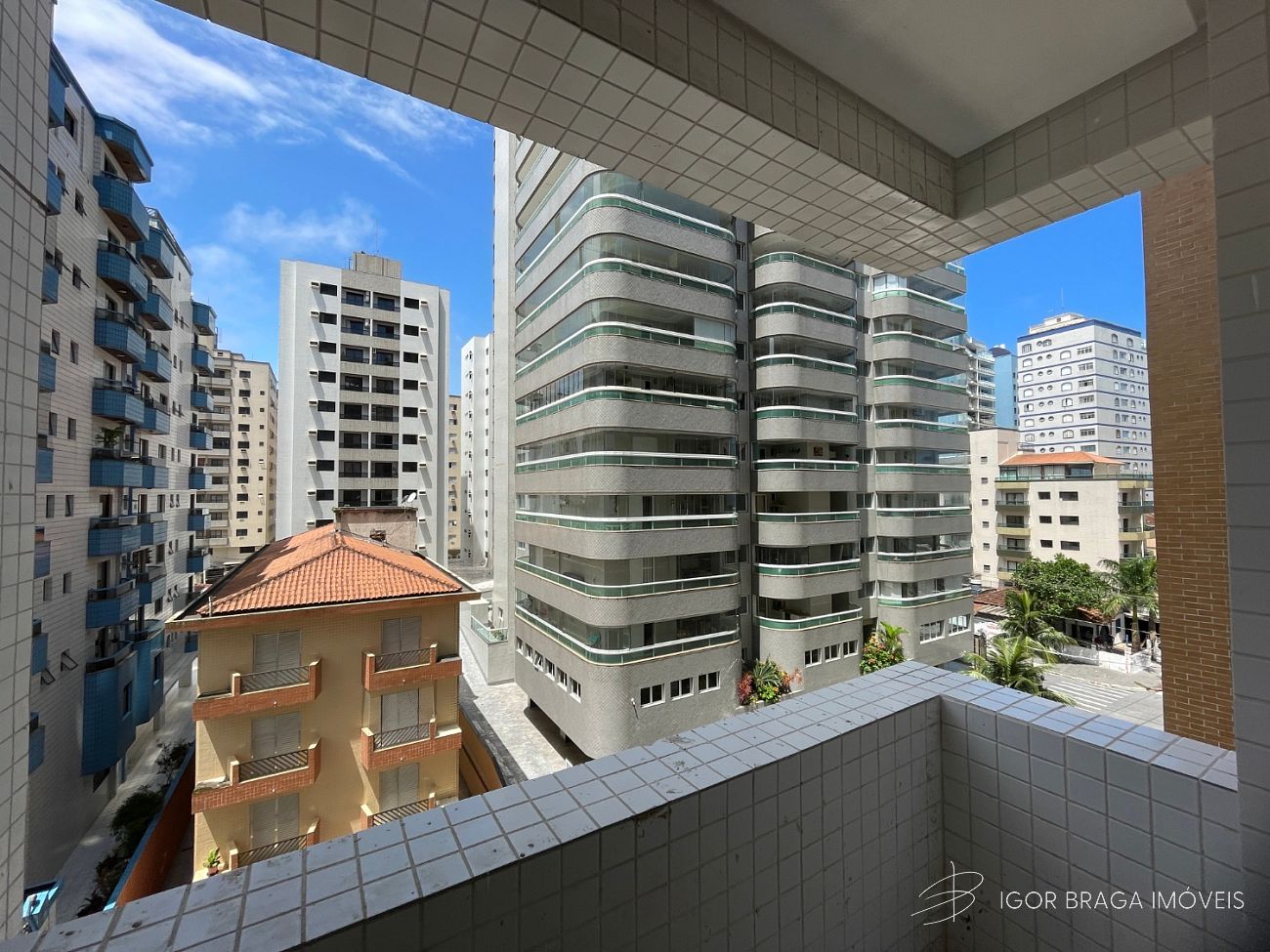 BELÍSSIMO APARTAMENTO, À 100M DO MAR E LAZER COMPLETO