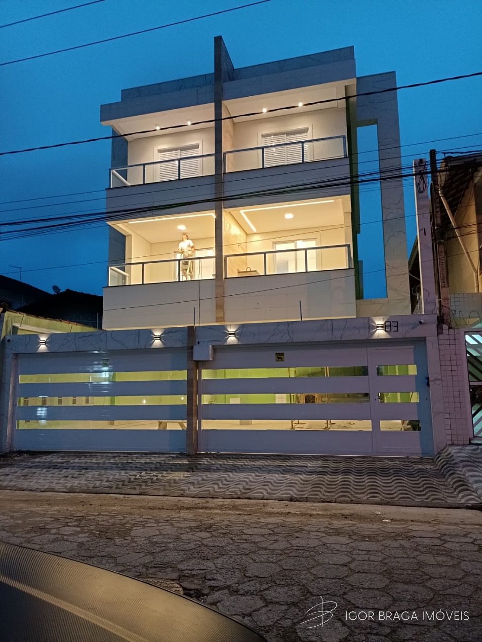 EXCELENTE CASA EM CONDOMINIO, AMPLA E COM ÁREA DE LAZER