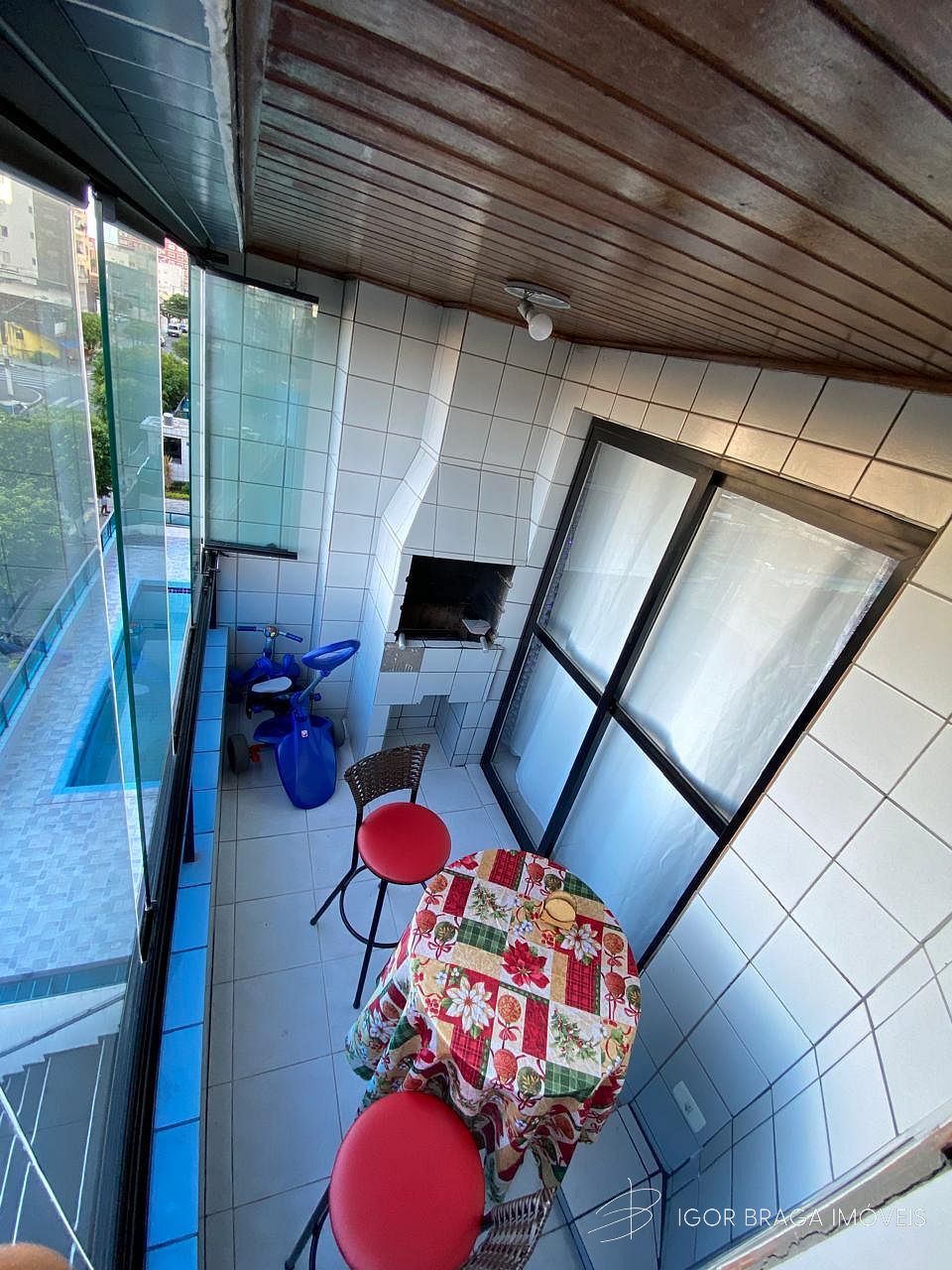 BELÍSSIMO APARTAMENTO, À 400M DO MAR