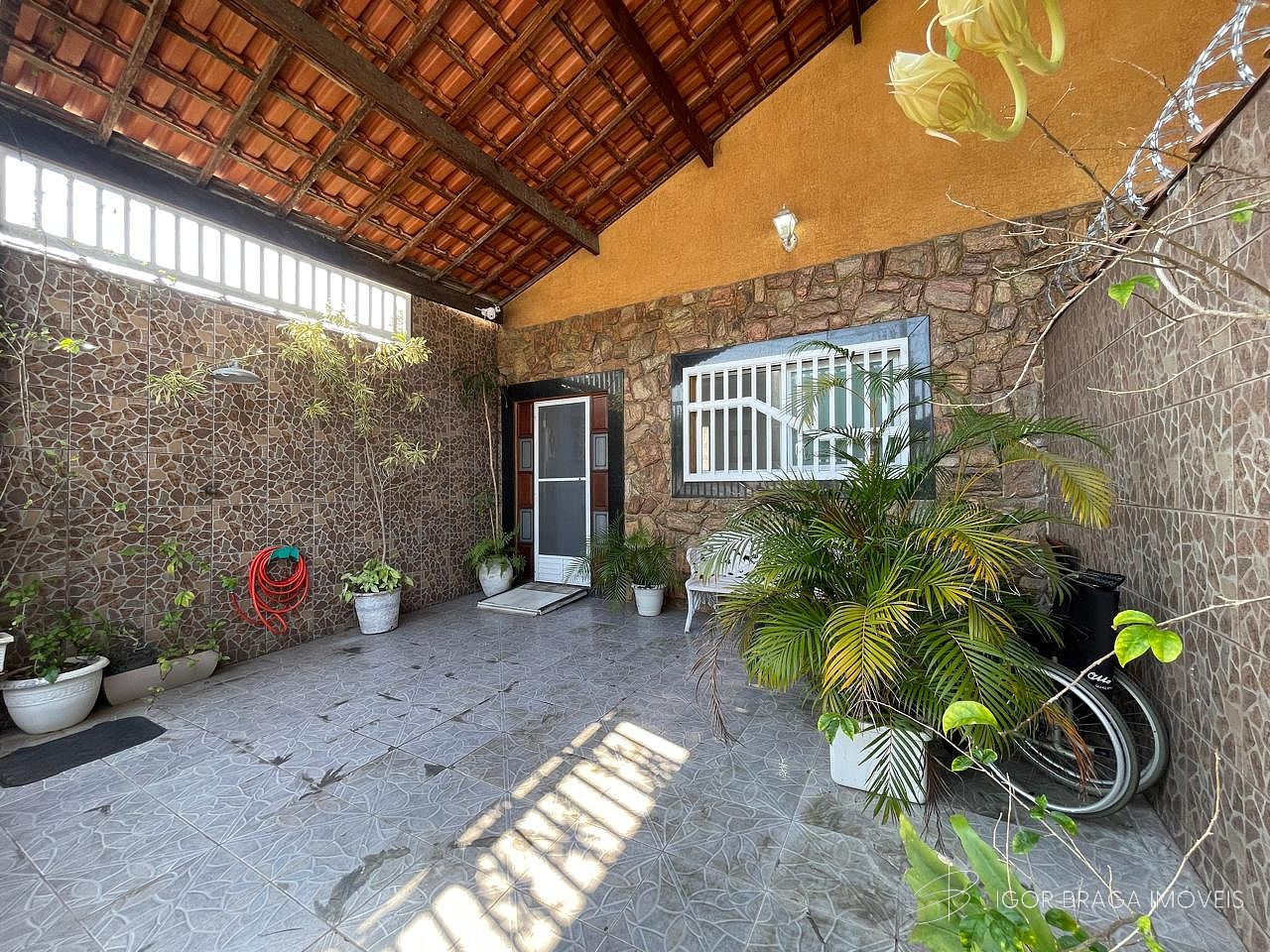 BELÍSSIMA CASA GEMINADA, AMPLA E À 950M DO MAR