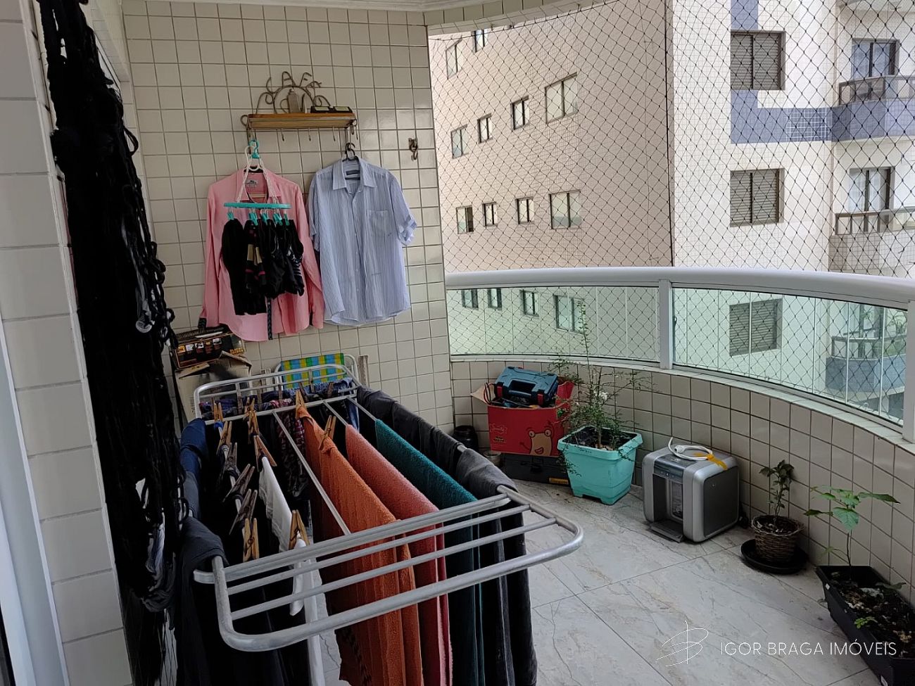 BELÍSSIMO APARTAMENTO, FINO ACABAMENTO E À 200 METROS DO MAR