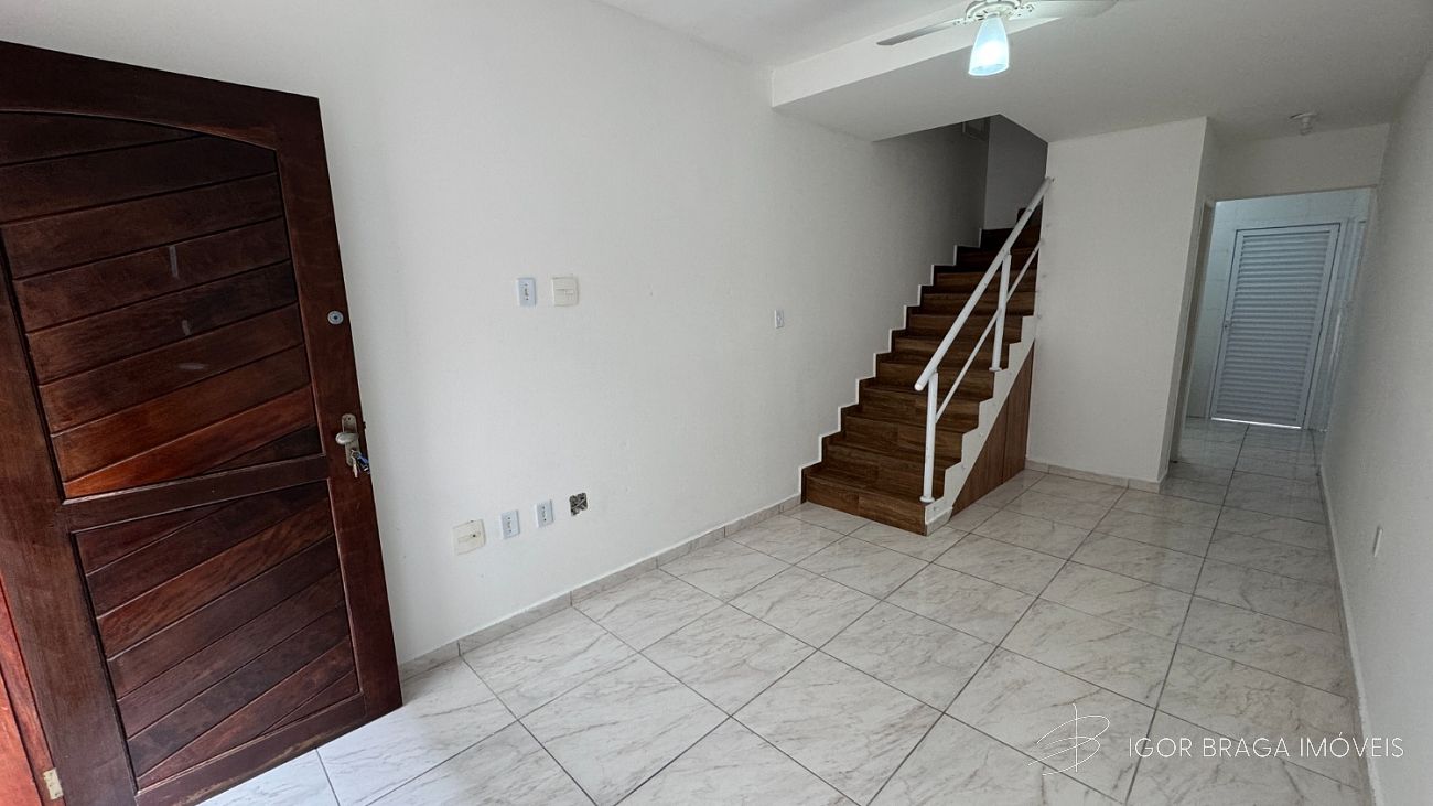 EXCELENTE CASA EM CONDOMÍNIO, AMPLO E À 700M DO MAR