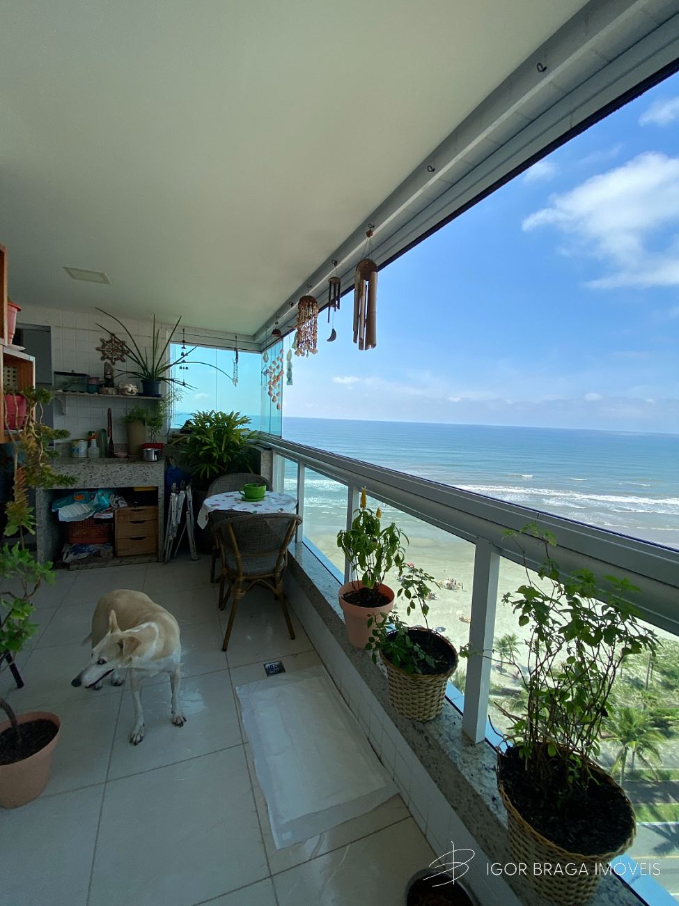 EXCELENTE APARTAMENTO, À 50M DO MAR E LAZER COMPLETO