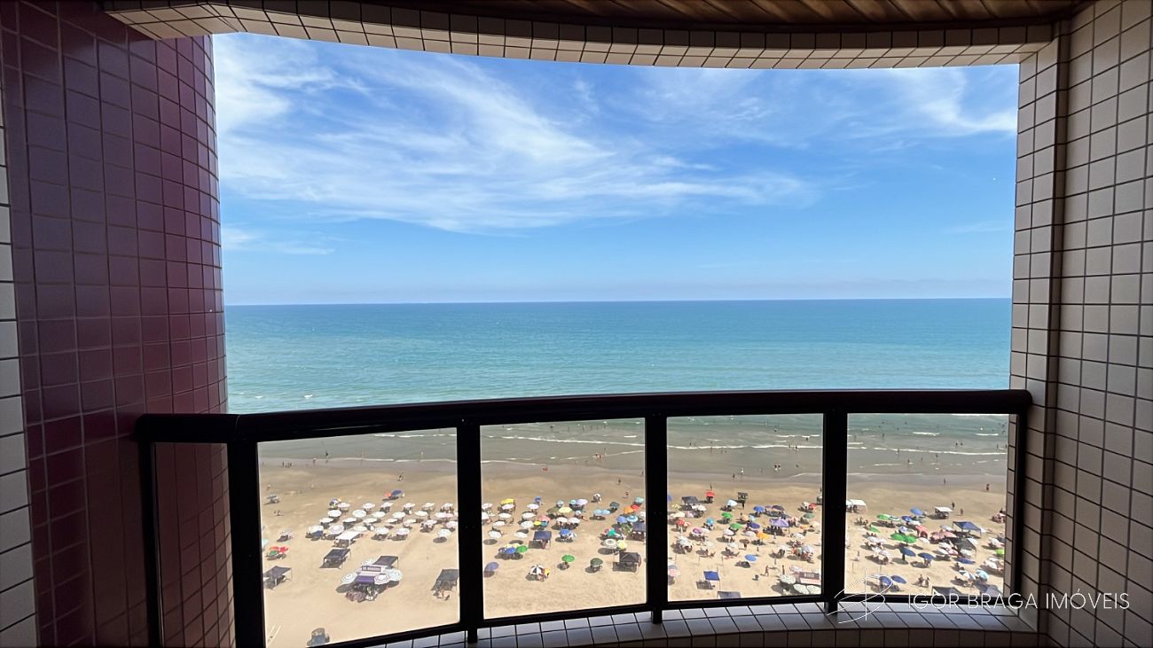 BELÍSSIMO APARTAMENTO, AMPLO E À 5 METROS DO MAR