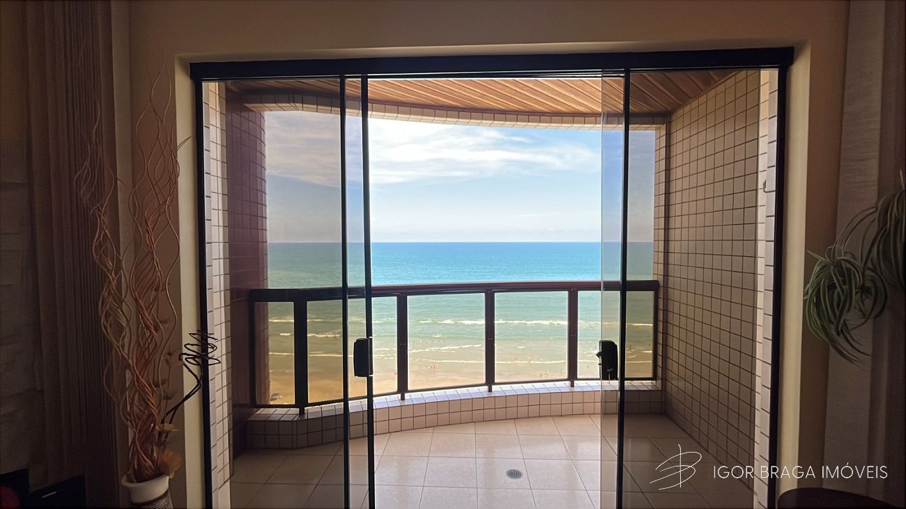 BELÍSSIMO APARTAMENTO, AMPLO E À 5 METROS DO MAR