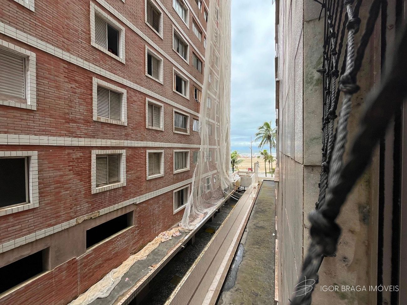 BELÍSSIMO APARTAMENTO, AMPLO E À 10M DO MAR